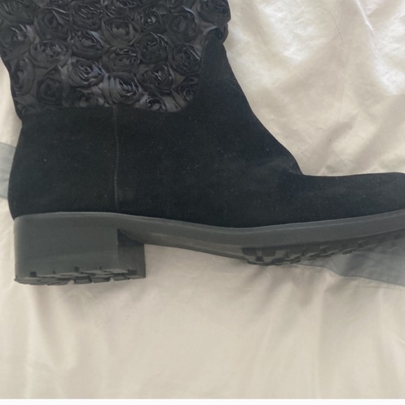 NEW Beverly Feldman Roses Black Suede Boots - Picture 4 of 5